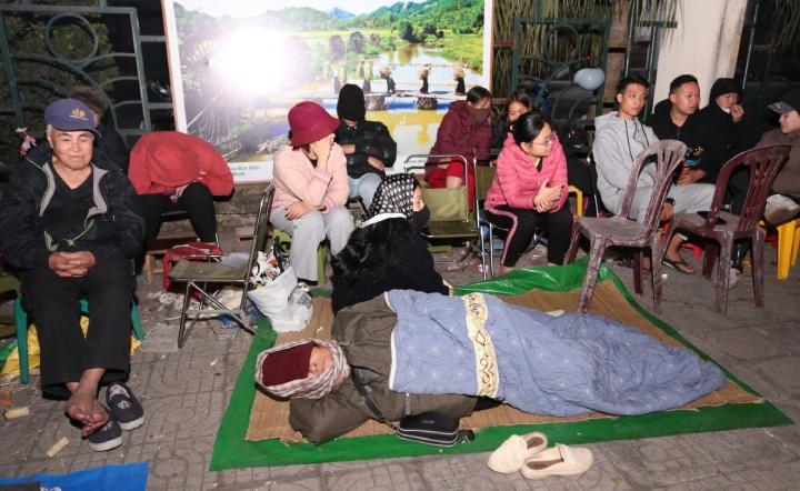 Thậm chí, vào đêm qua (26.12), nhiều người còn trải chiếu, xếp hàng từ rất sớm để chờ mua vé.