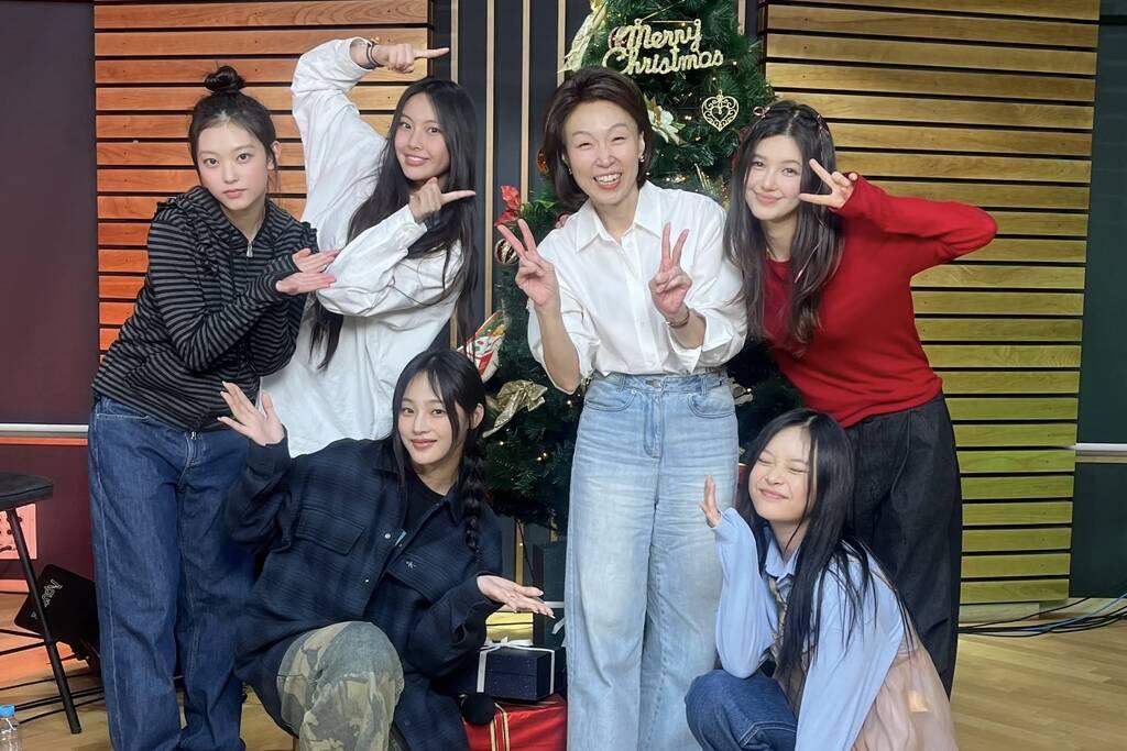 5 thành viên NewJeans cùng MC