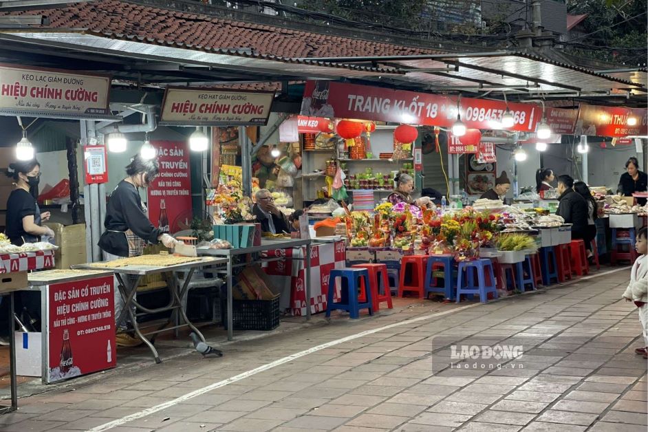 Các gian hàng bán đồ lễ sôi động hơn ngày thường. Ảnh: Nguyễn Đạt