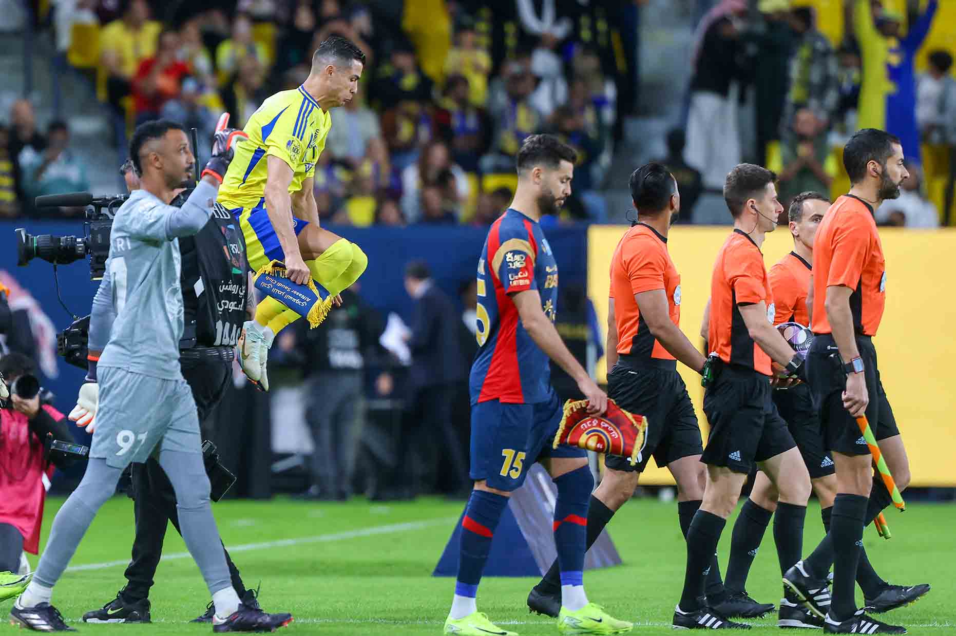 Al Nassr của Ronaldo cần nhiều ngôi sao châu Âu hơn nữa để soán ngôi Al Hilal. Ảnh: AFP