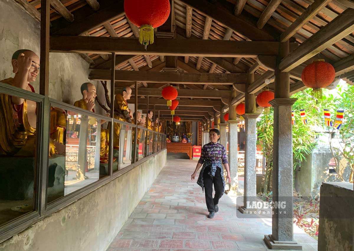 Hai bên chùa là 18 gian hành lang thờ Thập bát La Hán. Ảnh: Hà Vi