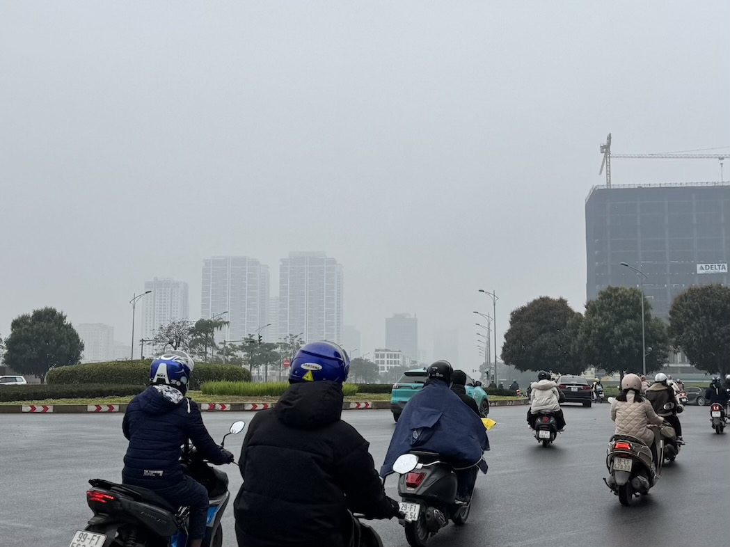 Nhiều tòa nhà cao tầng khác cũng trong tình trạng tương tự, ẩn hiện trong lớp sương mù.