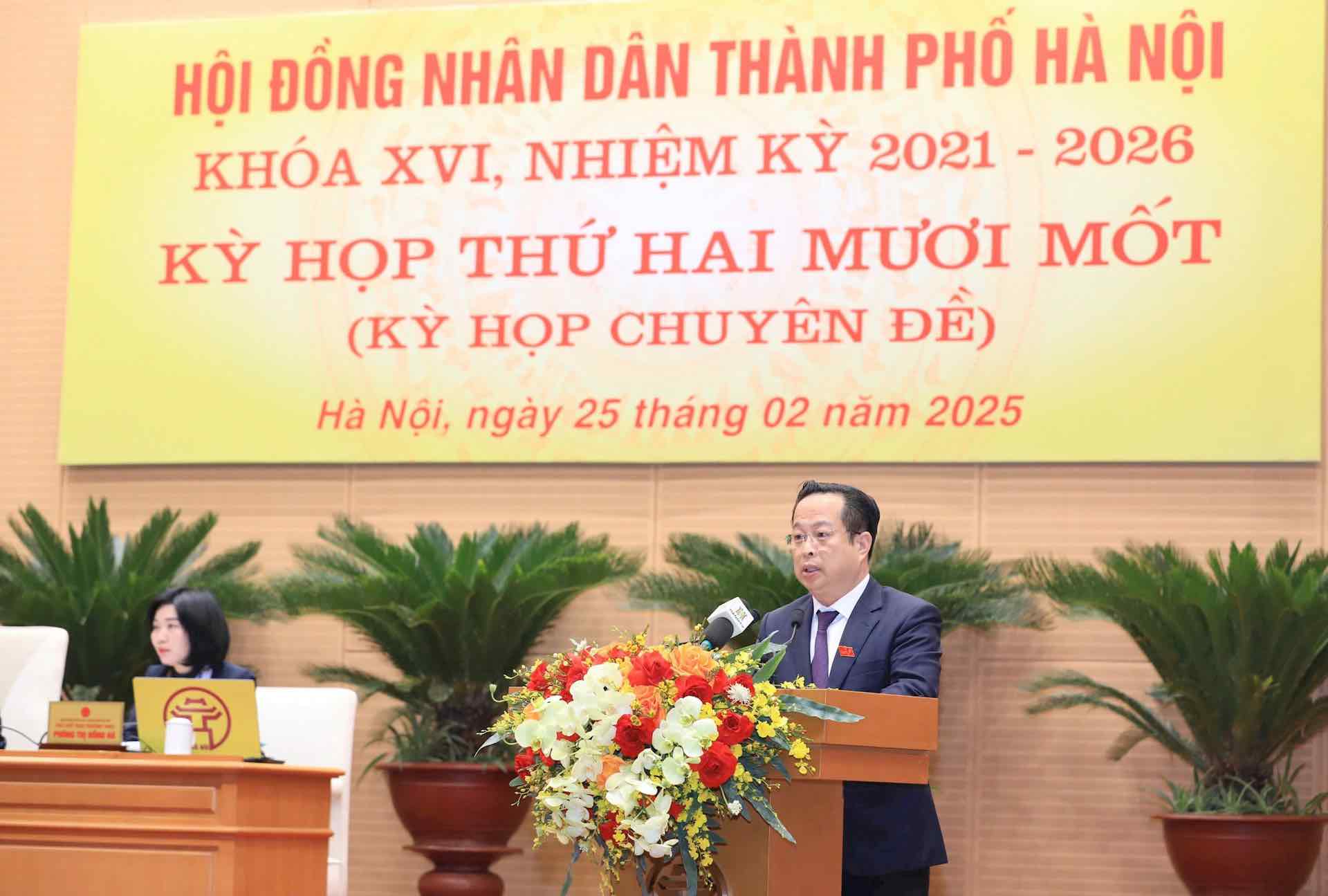 Giám đốc Sở Giáo dục và Đào tạo Trần Thế Cương trình bày tờ trình. Ảnh: HĐND TP Hà Nội