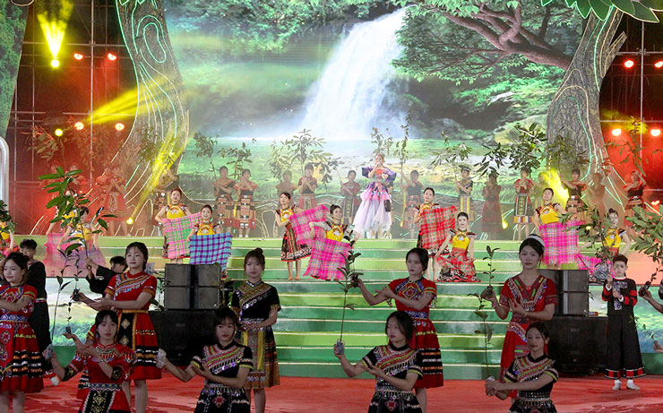 Hàng trăm nghệ sỹ, diễn viên chuyên và không chuyên tham gia biểu diễn tại chương trình nghệ thuật.
