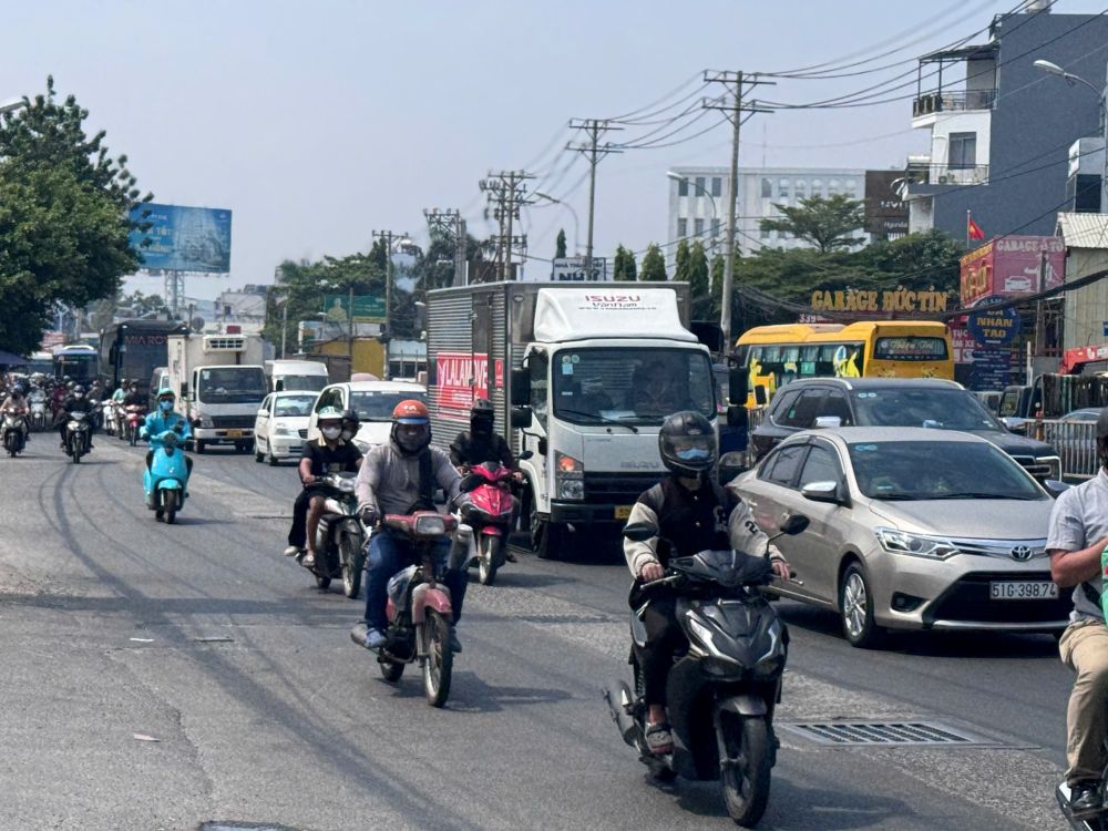Quốc lộ 1 thường xuyên có lượng phương tiện lưu thông đông, tình trạng kẹt xe hay diễn ra trên tuyến đường này. Ảnh: Anh Tú