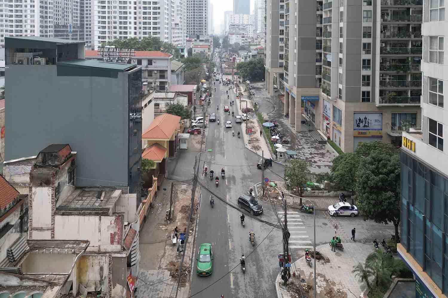 Đường Nguyễn Tuân đã trở nên thông thoáng hơn sau khi nhiều cây xanh được di dời, chặt bỏ. Ảnh: Hữu Chánh