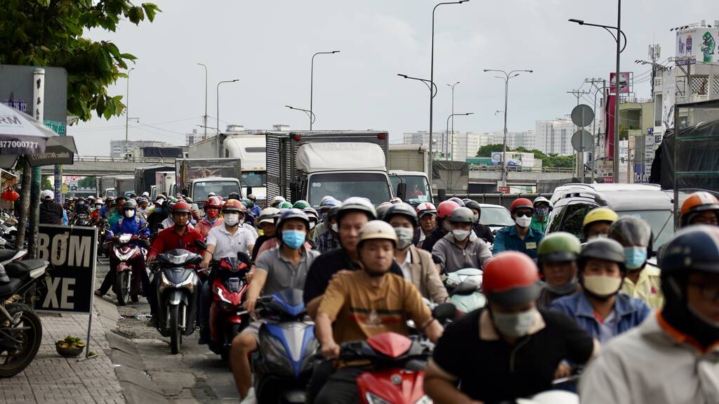 Hàng ngày, lượng xe lưu thông trên tuyến Quốc lộ 22 rất đông, thường xuyên kẹt xe vào giờ cao điểm. Ảnh: Anh Tú