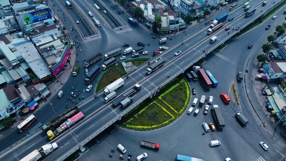 Tại cửa ngõ phía Tây Bắc TPHCM, quốc lộ 22 qua Quận 12 và huyện Hóc Môn cũng sẽ được đầu tư nâng cấp trên đoạn dài hơn 8 km từ nút giao An Sương đến Vành đai 3. Ảnh: Anh Tú