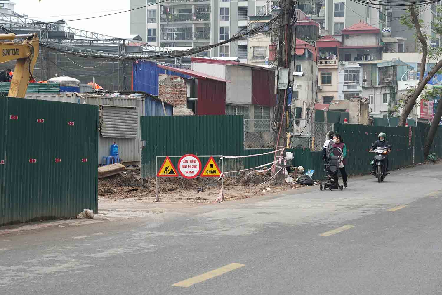 Nhà thầu rào chắn để thi công mở rộng đường Nguyễn Tuân. Ảnh: Hữu Chánh