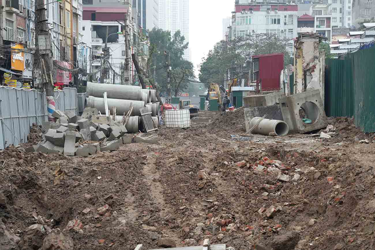 Công trường mở rộng đường Nguyễn Tuân đoạn trước Viện Nghiên cứu Sành sứ - Thủy tinh công nghiệp (Bộ Công Thương). Ảnh: Hữu Chánh