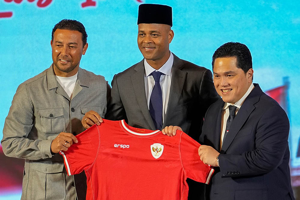 Patrick Kluivert (giữa) chưa có nhiều kinh nghiệm trong công tác huấn luyện. Ảnh: PSSI