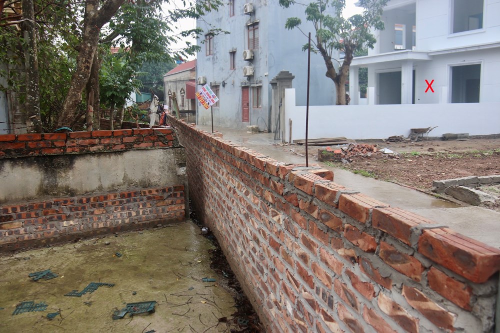 Người dân kêu cứu vì bức tường rào 40m ngang nhiên bịt ngõ đi công - ảnh 1