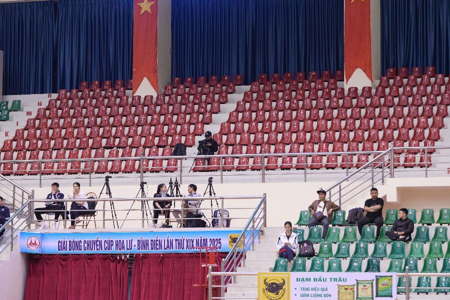 Các khán đài thưa thớt khán giả trong ngày thi đấu đầu tiên giải bóng chuyền Cúp Hoa Lư - Bình Điền 2025. Ảnh: Minh Dương