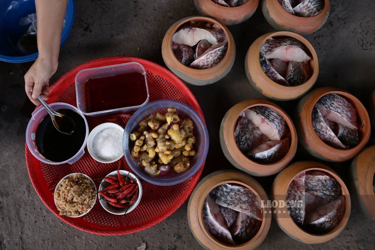 Cá dùng làm cá kho làng Vũ Đại là cá trắm đen. Ảnh: Hà Vi