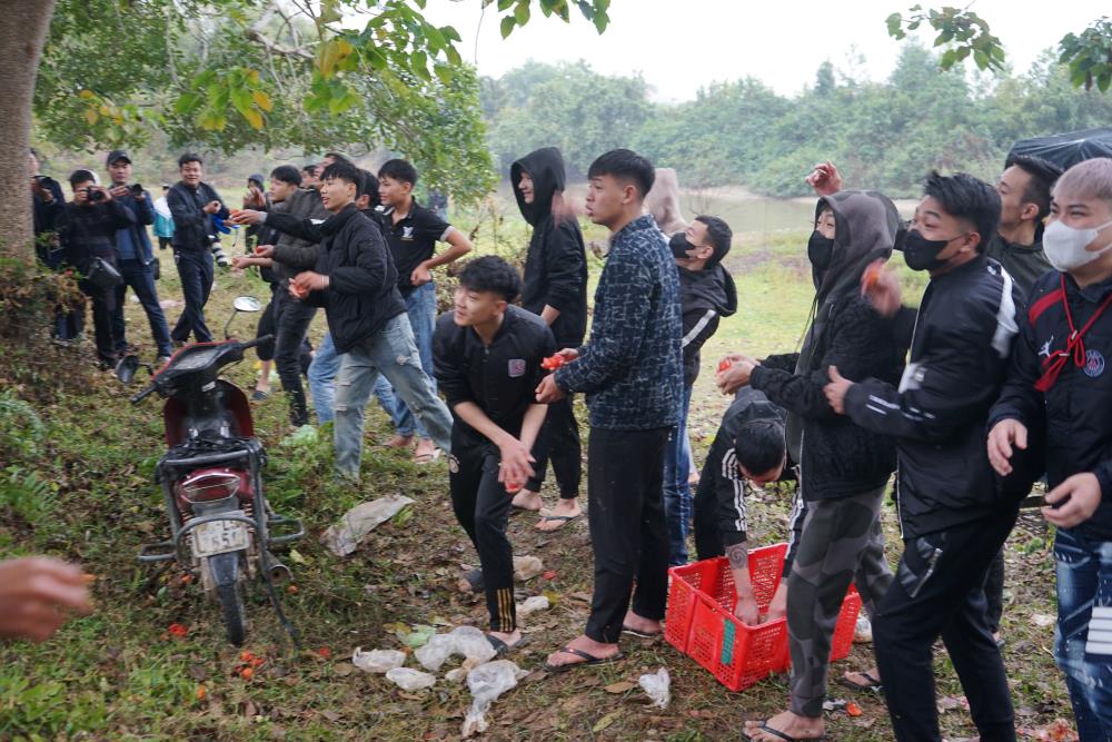 Phiên chợ ném nhau loạn xạ bằng cà chua...để cầu may. Ảnh: Quách Du