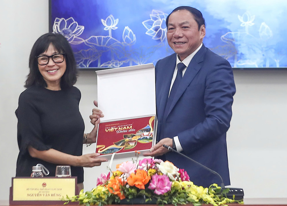 Bộ trưởng Bộ VHTTDL Nguyễn Văn Hùng tặng quà cho đại diện đoàn đạo diễn, sản xuất phim của Mỹ. Ảnh: Bộ VHTTDL