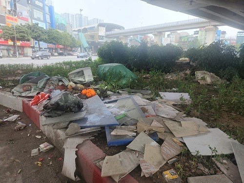 Dải phân cách đường Vành đai 3 biến thành bãi rác thải