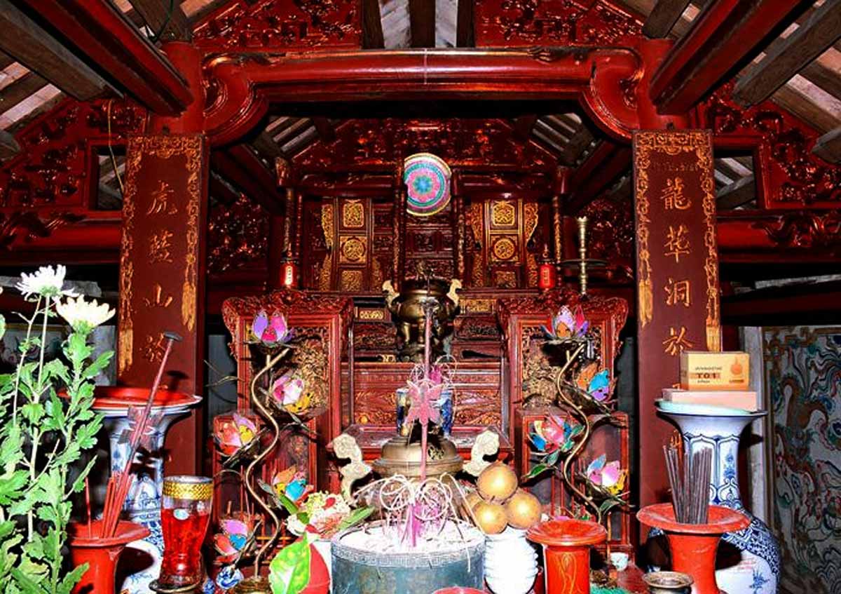 Cung thờ tại trung đường