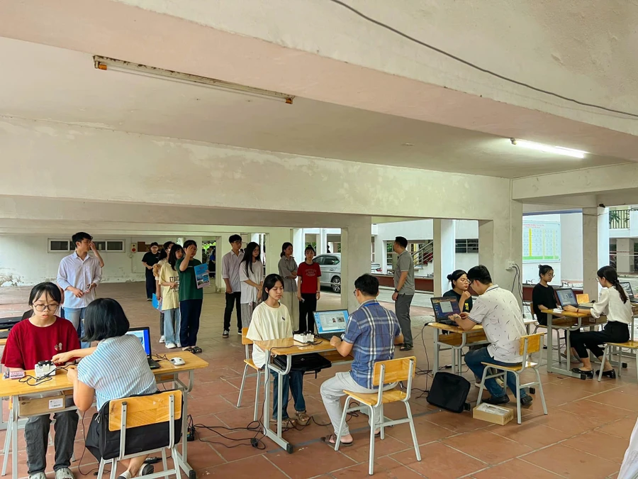 Thí sinh làm thủ tục để dự thi V-SAT- TNU năm 2024.