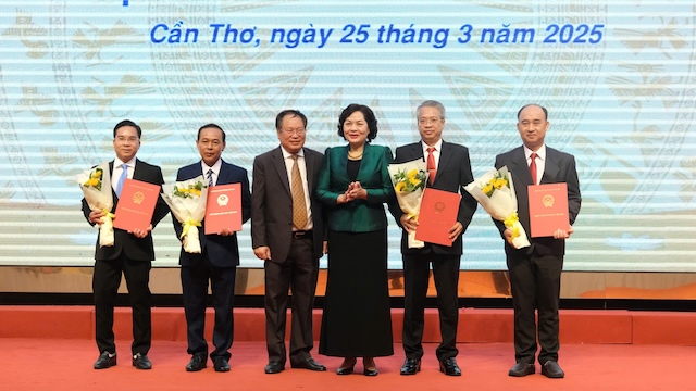 Thống đốc Nguyễn Thị Hồng trao quyết định bổ nhiệm lãnh đạo NHNN khu vực 13 - Ảnh: VGP/Hữu Chung