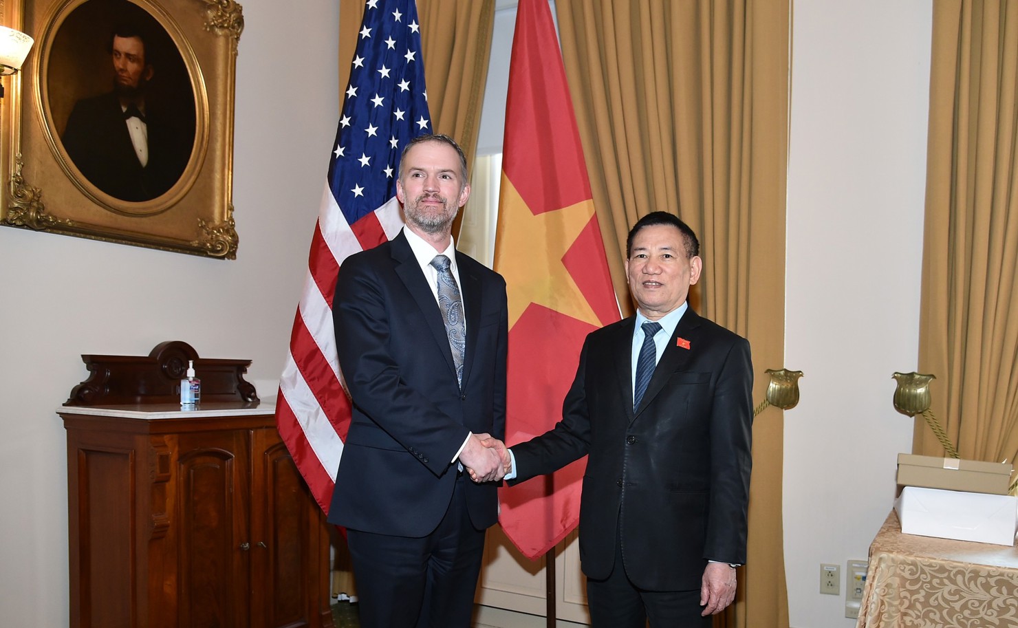 Phó Thủ tướng Chính phủ Hồ Đức Phớc và Đại diện Thương mại Hoa Kỳ Jamieson Greer - Ảnh: VGP/Trần Mạnh.
