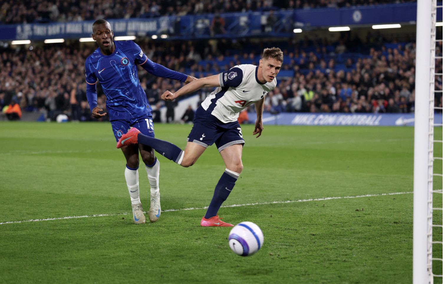 danh bai tottenham chelsea vuot man city tren bxh ngoai hang anh hinh 1