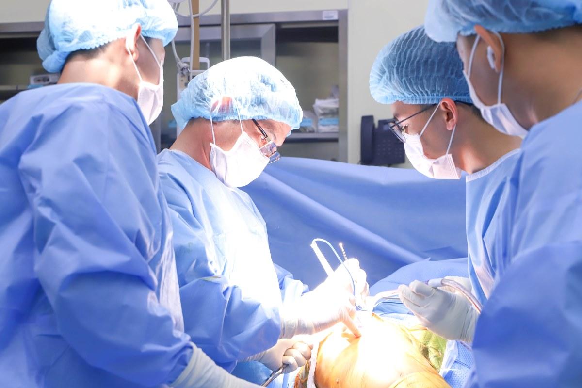 Ca phẫu thuật cấp cứu cho người bệnh. Ảnh: Bệnh viện cung cấp