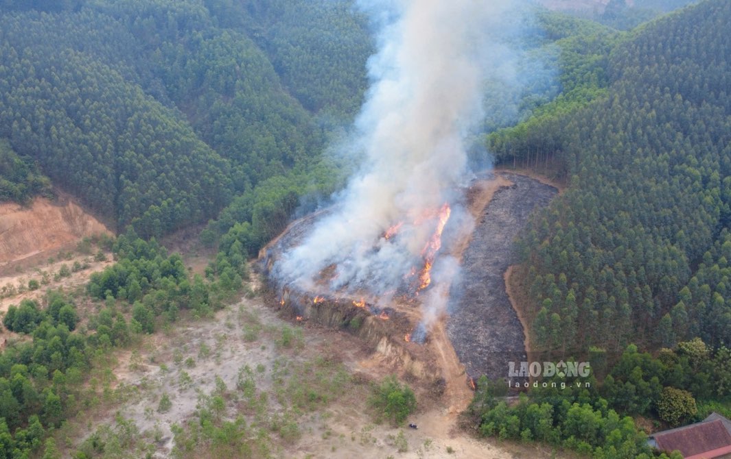 Người dân đốt thực bì ở huyện Chợ Mới (Bắc Kạn) tiềm ẩn nguy cơ cháy rừng. Ảnh: Nguyễn Hoàn.