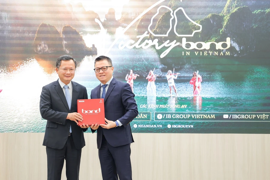 Ông Lê Quốc Minh - Tổng biên tập báo Nhân Dân tặng MV