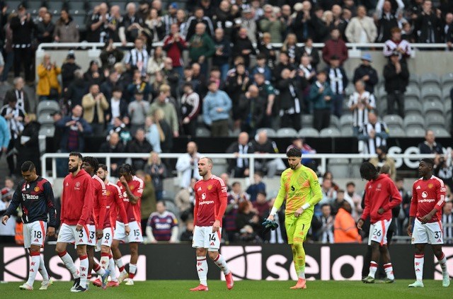 Man United rơi xuống hạng 14 sau trận thua đậm Newcastle