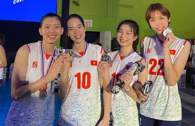 Phụ công Bích Thủy (ngoài cùng bên trái) trong màu áo tuyển bóng chuyền nữ Việt Nam năm 2023. Ảnh: VFV