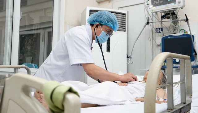 Hóc xoài nguy kịch, cụ bà 85 tuổi ở TPHCM được cứu sống