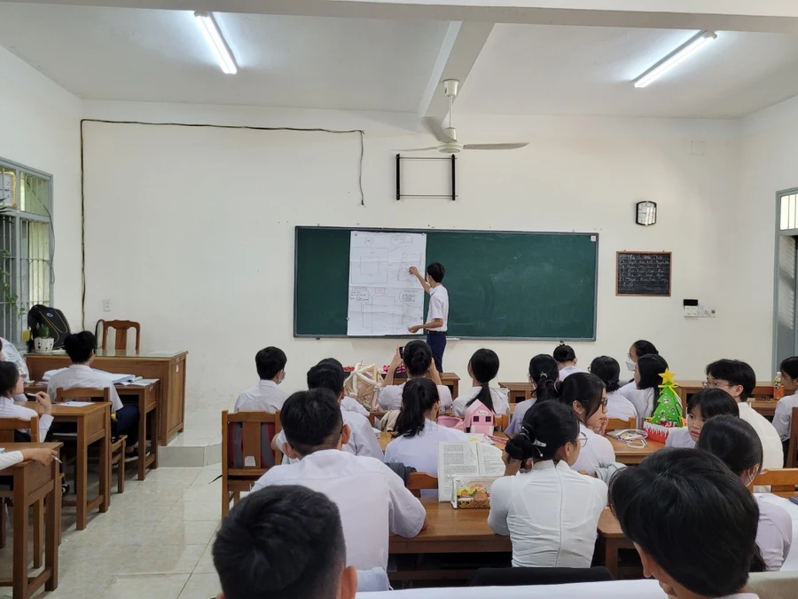 Giờ học tại Trường THPT Nguyễn Huệ (Bến Tre).