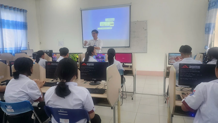 Giáo viên Trường THPT Trần Đại Nghĩa (Cần Thơ) hướng dẫn thí sinh đăng ký dự thi tốt nghiệp THPT năm 2025.