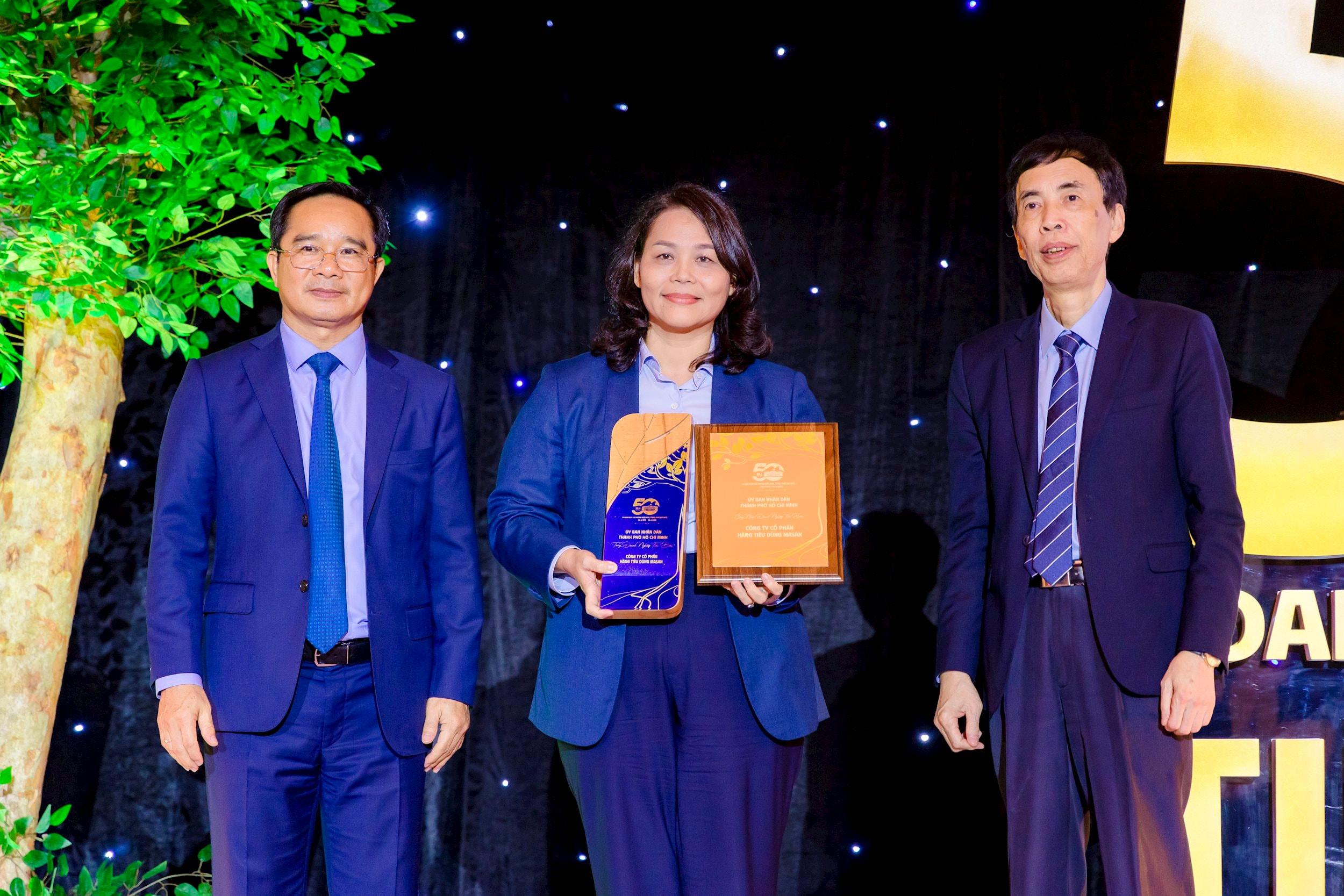 Bà Lê Thị Nga- PTGĐ Cty Cổ phần Hàng tiêu dùng Masan đại diện nhận giải