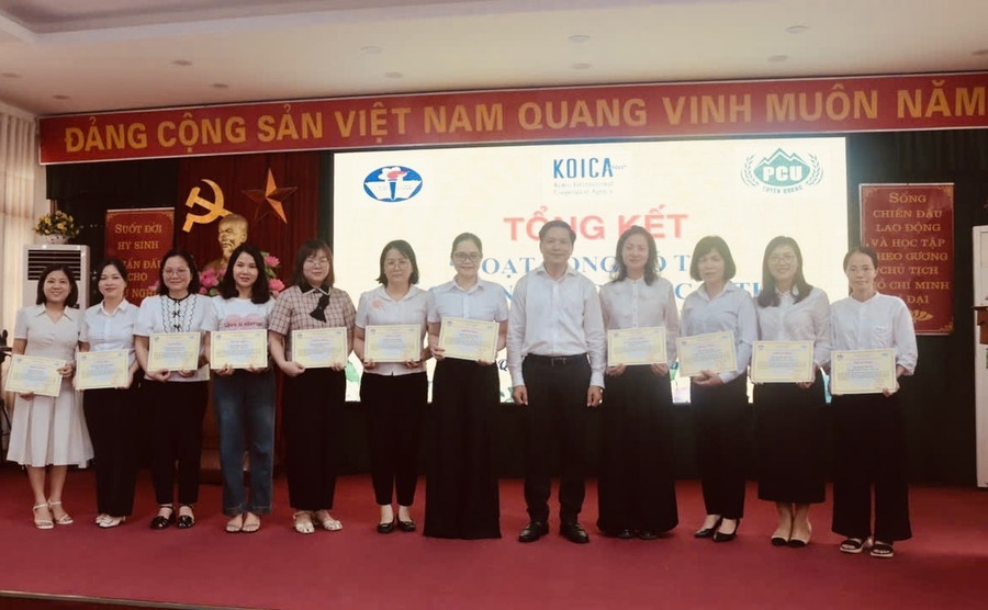 Ông Hoàng Minh Cảnh - Phó Giám đốc Sở GDĐT tỉnh Tuyên Quang trao giấy chứng nhận hoàn thành các khóa tập huấn cho 11 tư vấn viên và 55 học viên là giáo viên tiếng Anh. 496668895-1206180441296767-5782244986956679551-n.jpg