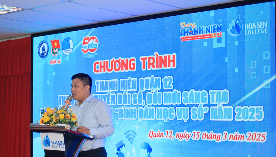 Lãnh đạo nhà trường chia sẻ cùng sinh viên. hoa-sen-2.jpg