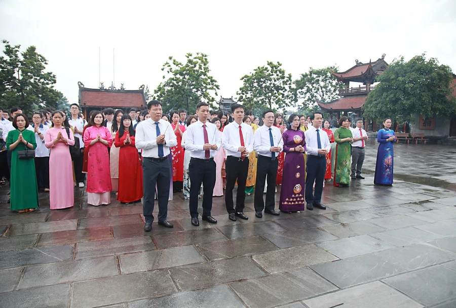 Lãnh đạo Sở GD&ĐT Vĩnh Phúc dâng hương tại Văn miếu tỉnh nhân dịp tổ chức Đại hội thi đua yêu nước của ngành.