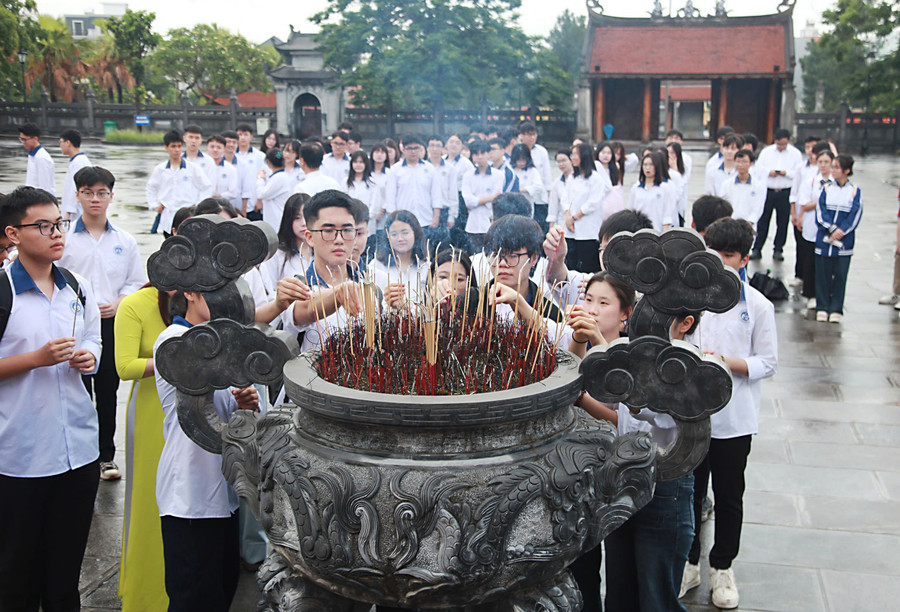 Học sinh Trường THPT Chuyên Vĩnh Phúc dâng hương tại Văn miếu. img-20250519-084013.jpg