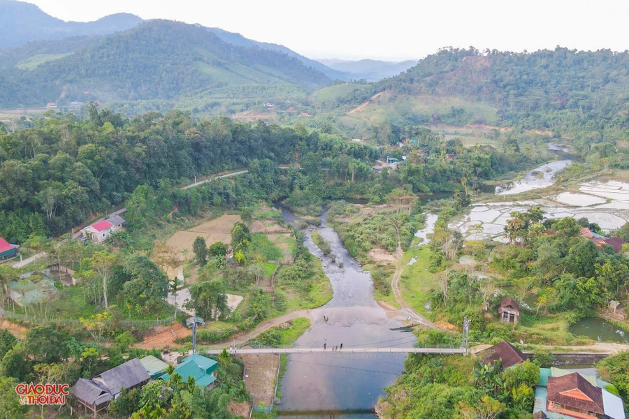 Suối Nặm Cướm chảy qua xã Diên Lãm, huyện Quỳ Châu, tỉnh Nghệ An. (Ảnh: Phạm Tâm)