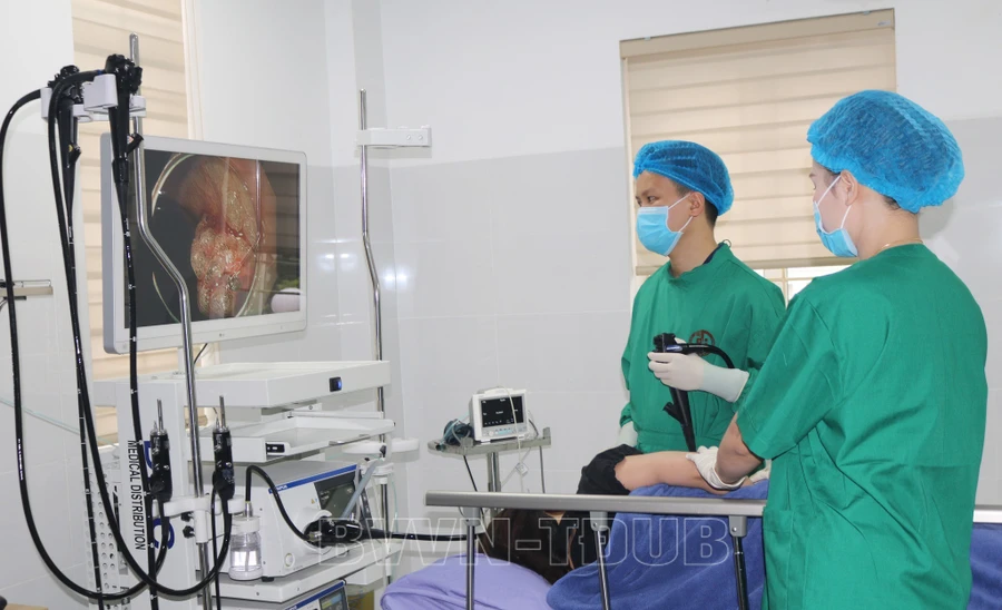 Các bác sĩ thăm khám cho bệnh nhân. Ảnh: Bệnh viện Việt Nam - Thụy Điển Uông Bí