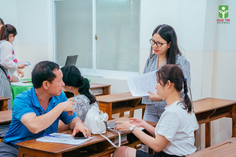 Phụ huynh cùng trao đổi các hình thức hỗ trợ cho học sinh trong thời gian ôn tập. truong-thcs-duc-tri.jpg