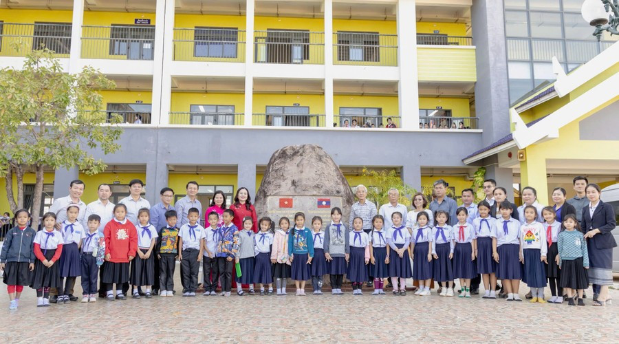 Trường THPT Hữu Nghị Lào - Việt được xây dựng năm 2017, đáp ứng yêu cầu giảng dạy cho con em người Việt tại Lào. 3c7b4b49a1d61d8844c7.jpg