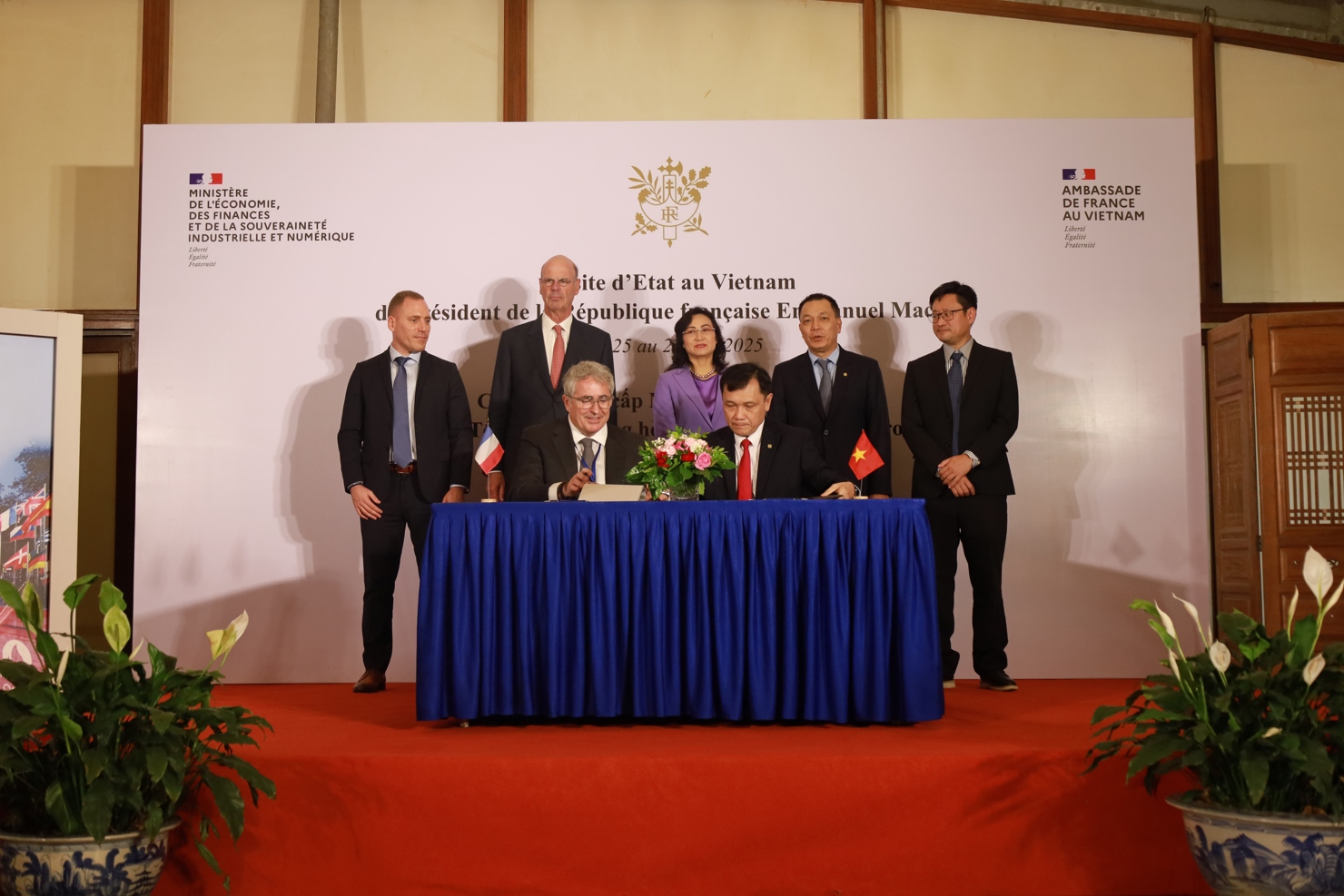 Ông Nguyễn Phước Đức, Tổng Giám đốc EVNSPC và ông Damien Havard – Chủ tịch HDF Energy, với sự chứng kiến của các đại diện EVNSPC. Ảnh: Đại sứ quán Pháp tại Việt Nam