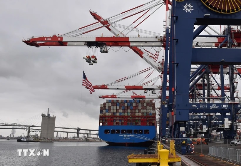 Tàu chở hàng của công ty vận tải Trung Quốc COSCO neo tại cảng Los Angeles, Mỹ. (Ảnh: THX/TTXVN)