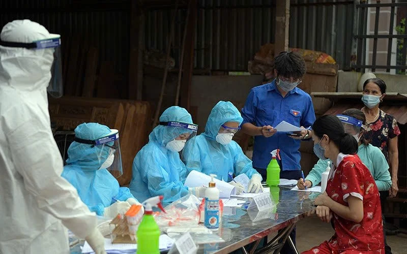 Nhân viên y tế phòng chống dịch COVID-19, năm 2021.