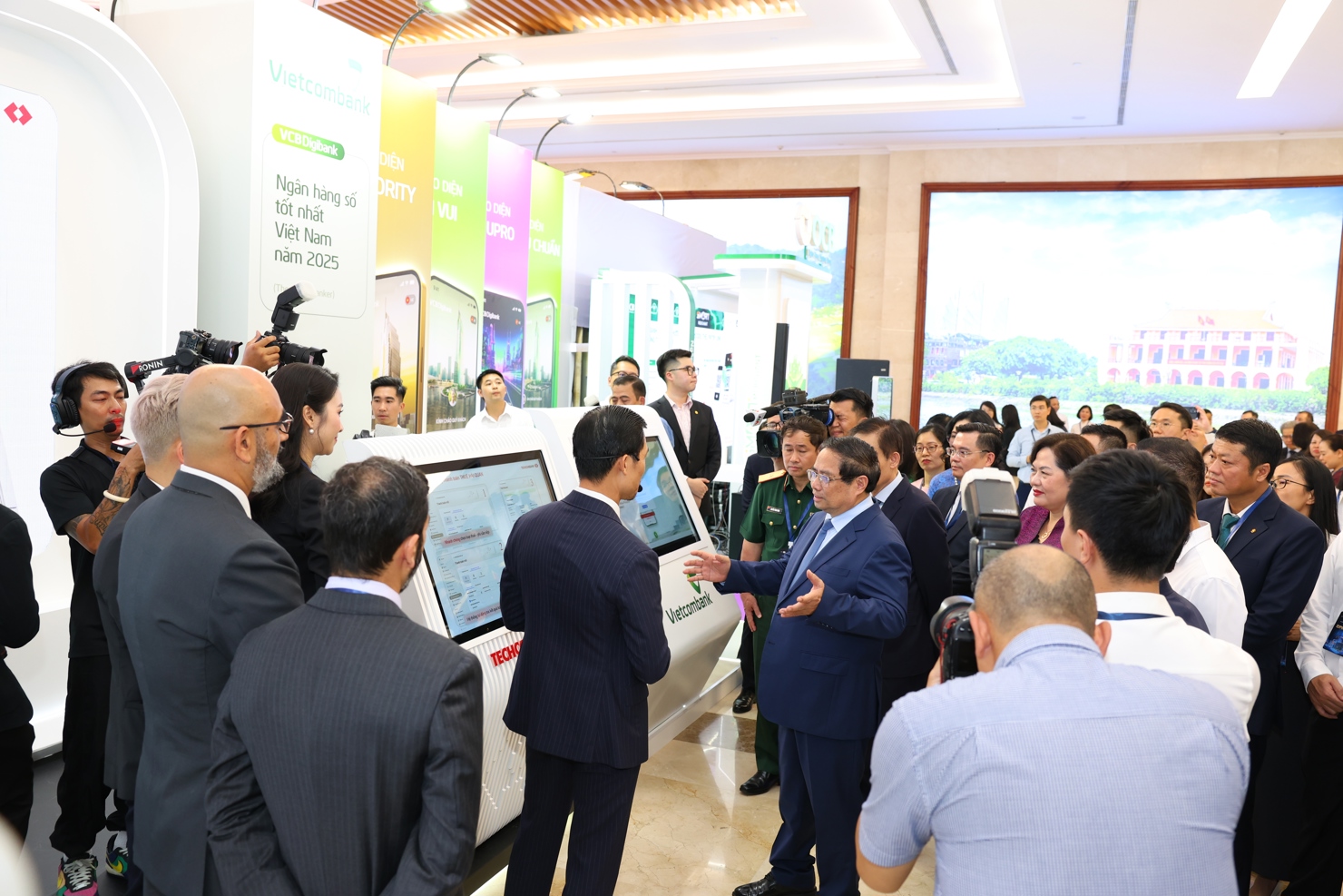 Thủ tướng Chính phủ Phạm Minh Chính tham quan gian hàng triển lãm của các ngân hàng tại sự kiện Chuyển đổi số ngân hàng mới đây.