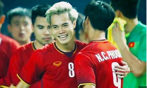 Văn Toàn nhận quà đặc biệt từ người đồng đội cũ Công Phượng.