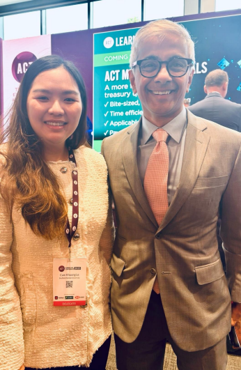 Lê Cẩm Khương cùng diễn giả Vivek Ramachandran – Giám đốc toàn cầu Khối giải pháp thương mại – HSBC Bank. 269.png