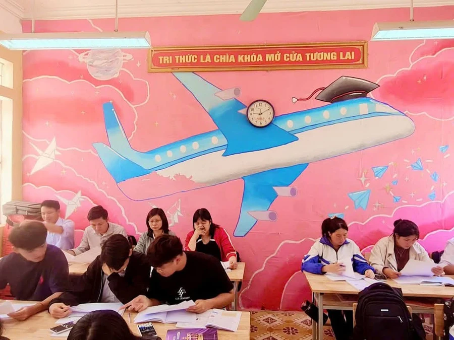 Học sinh Trường THPT Mù Cang Chải ôn luyện chuẩn bị thi tốt nghiệp.